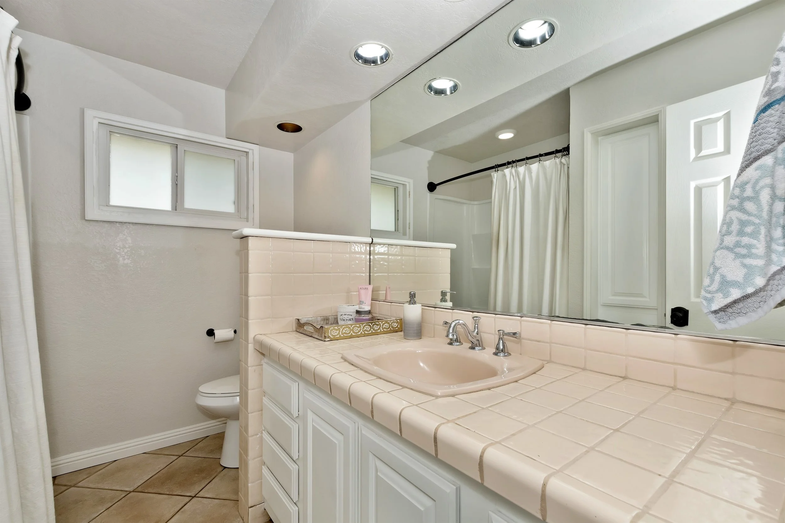 032_Bathroom.jpg