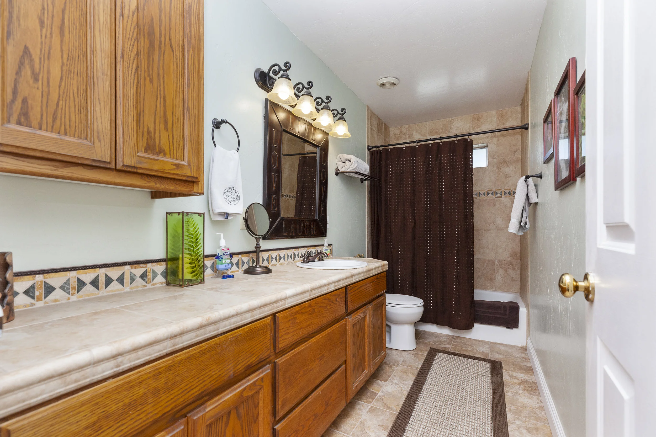 018_Bathroom.jpg