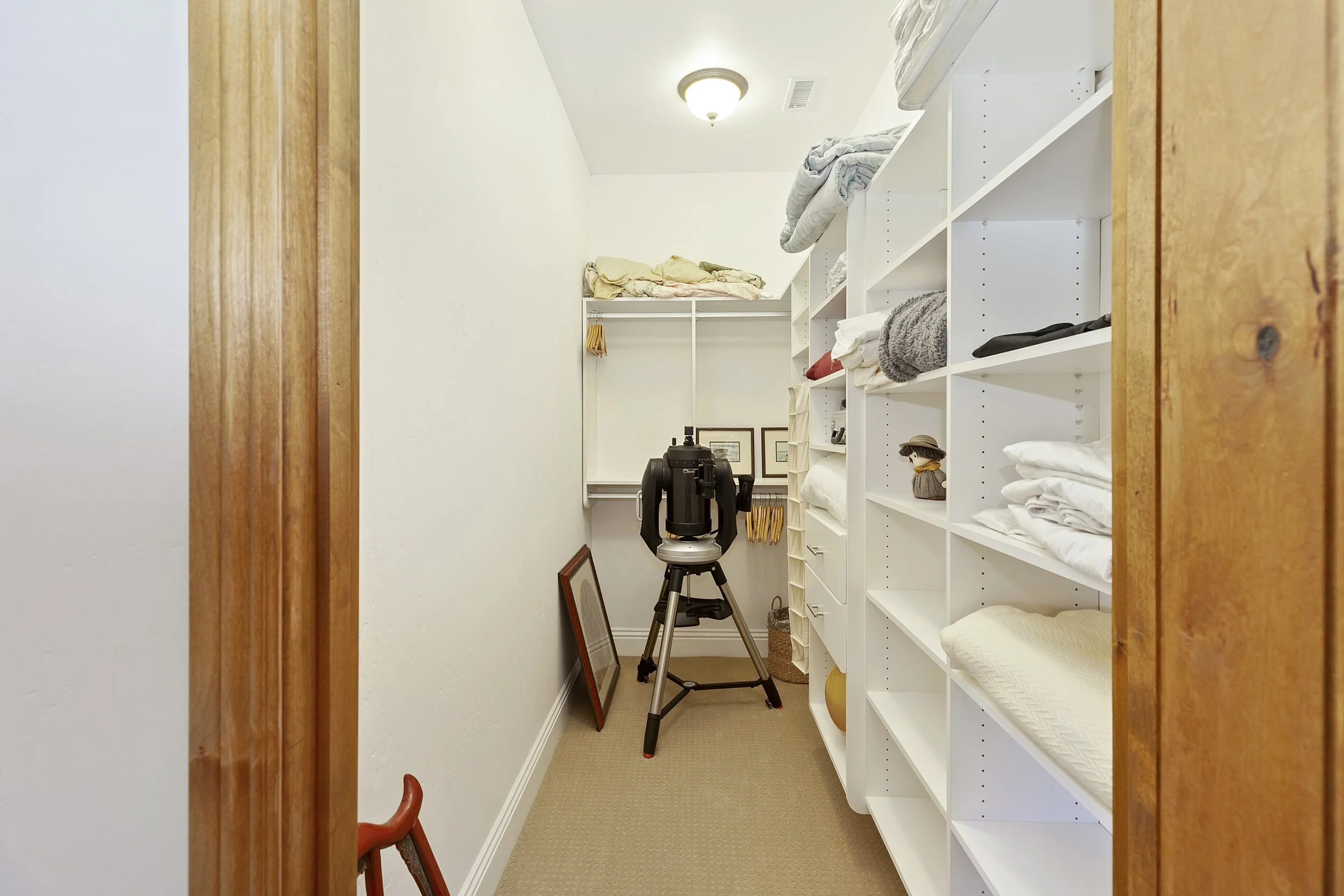 044_Closet.jpg