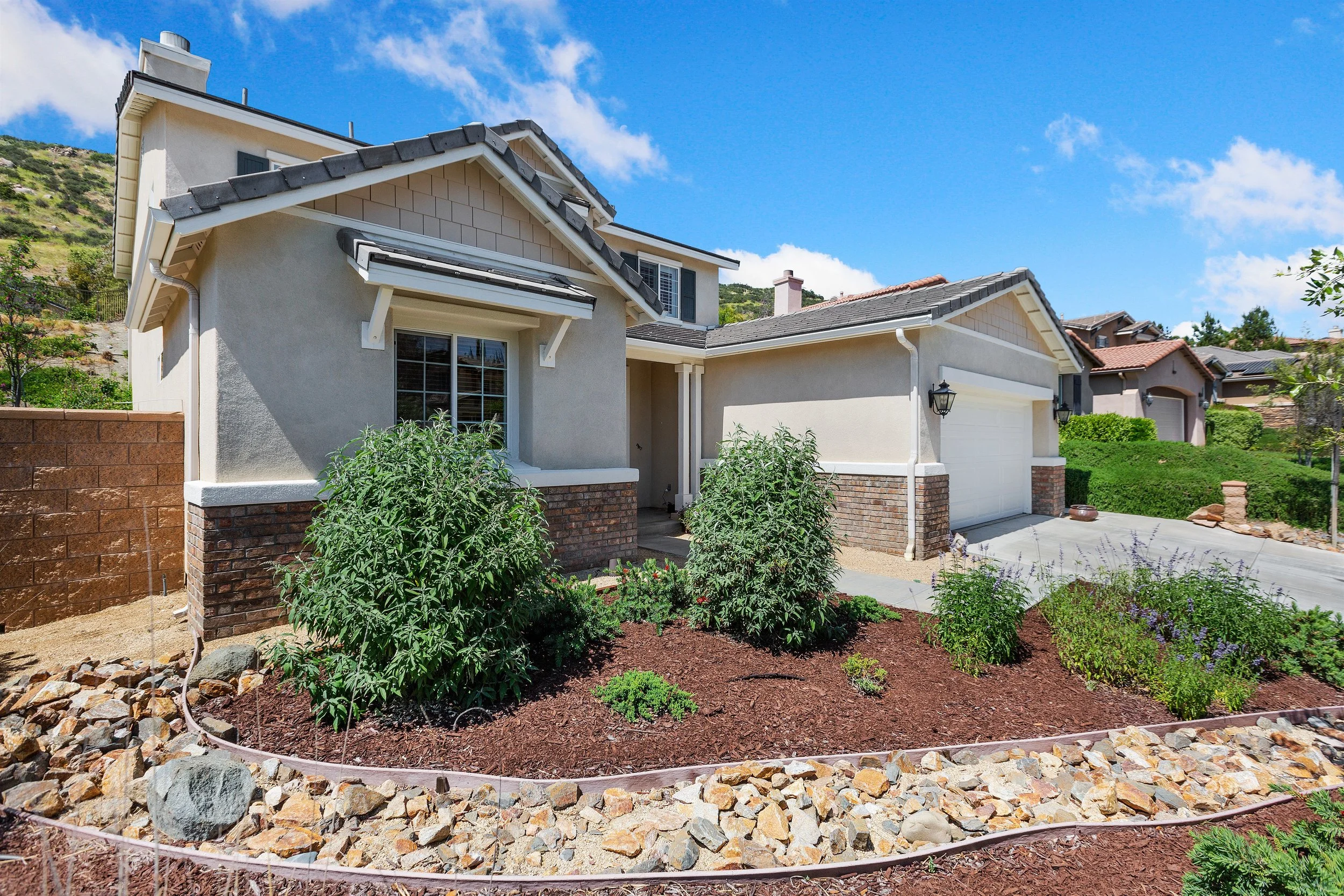 004_Front Yard .jpg