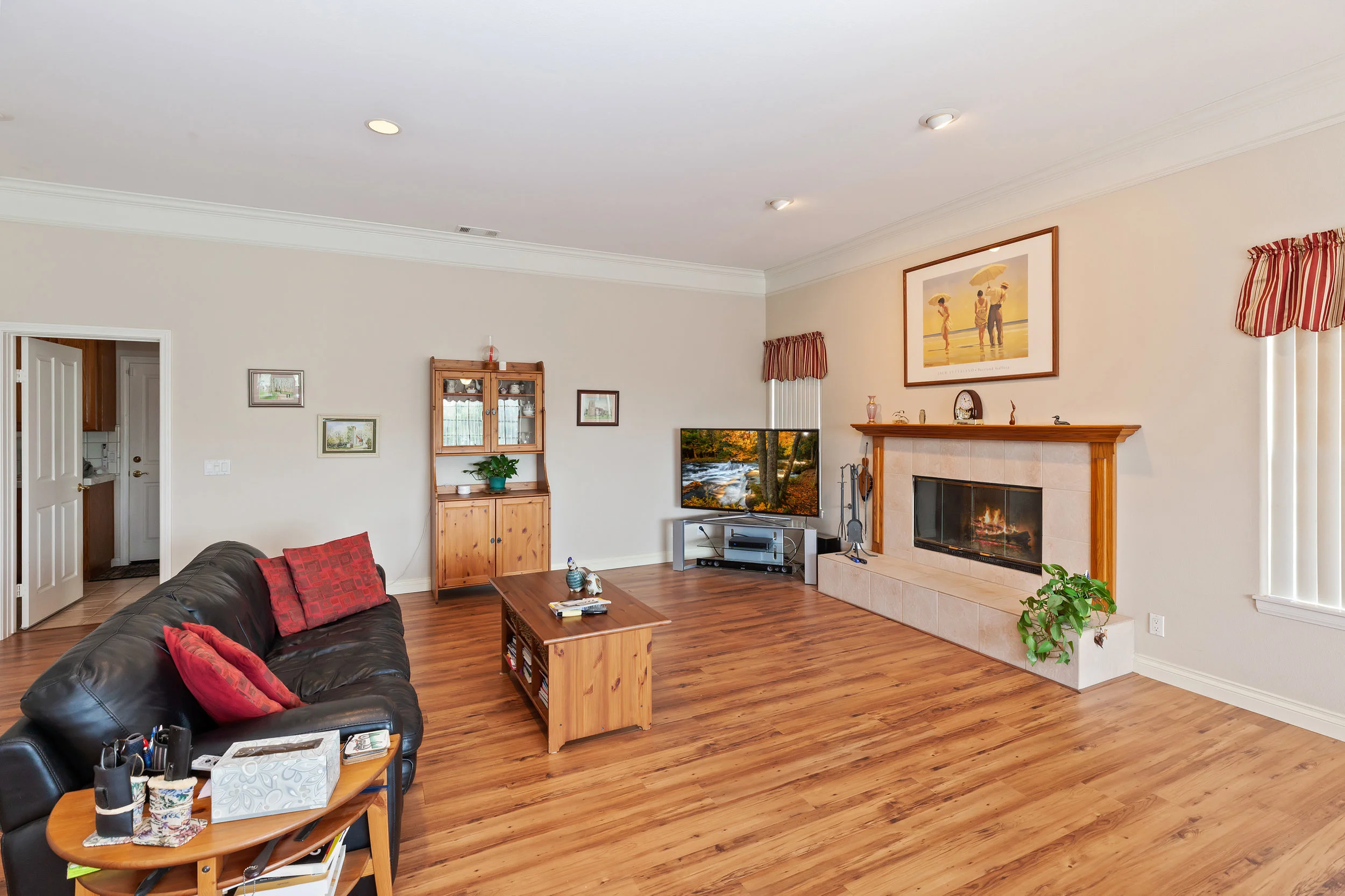 010_Family Room .jpg