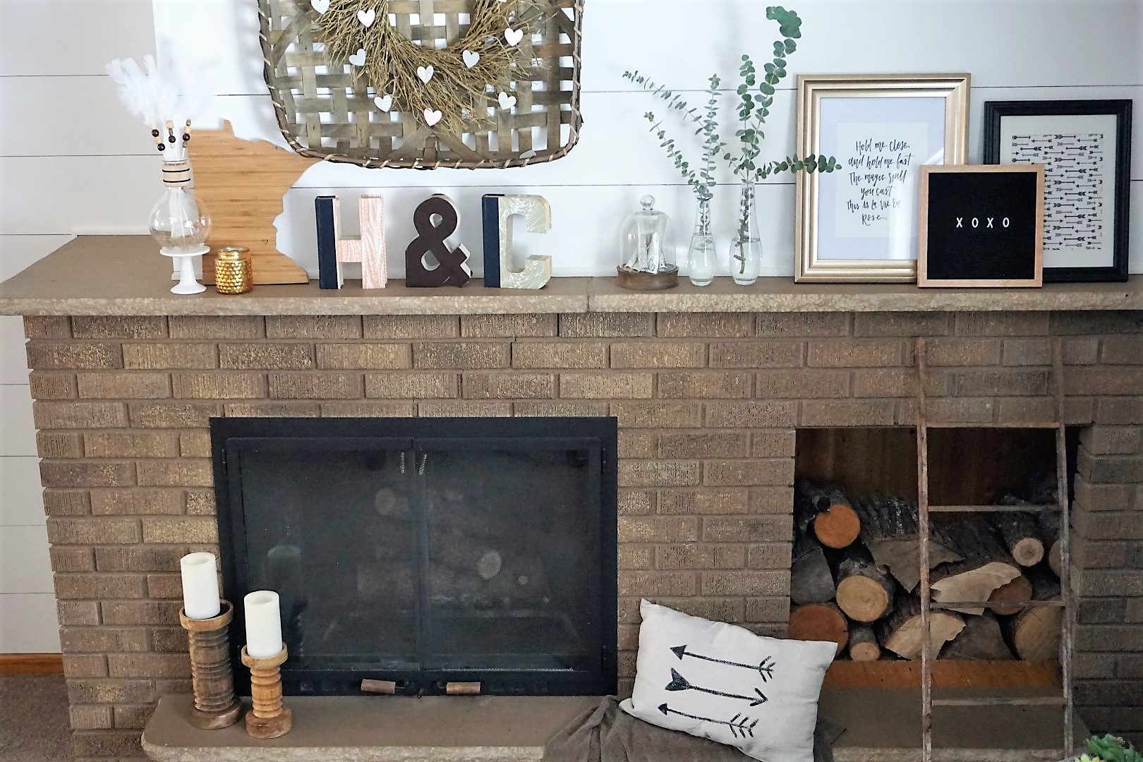  A mix of boho and farmhouse decor make up this Valentine’s Day mantel. 