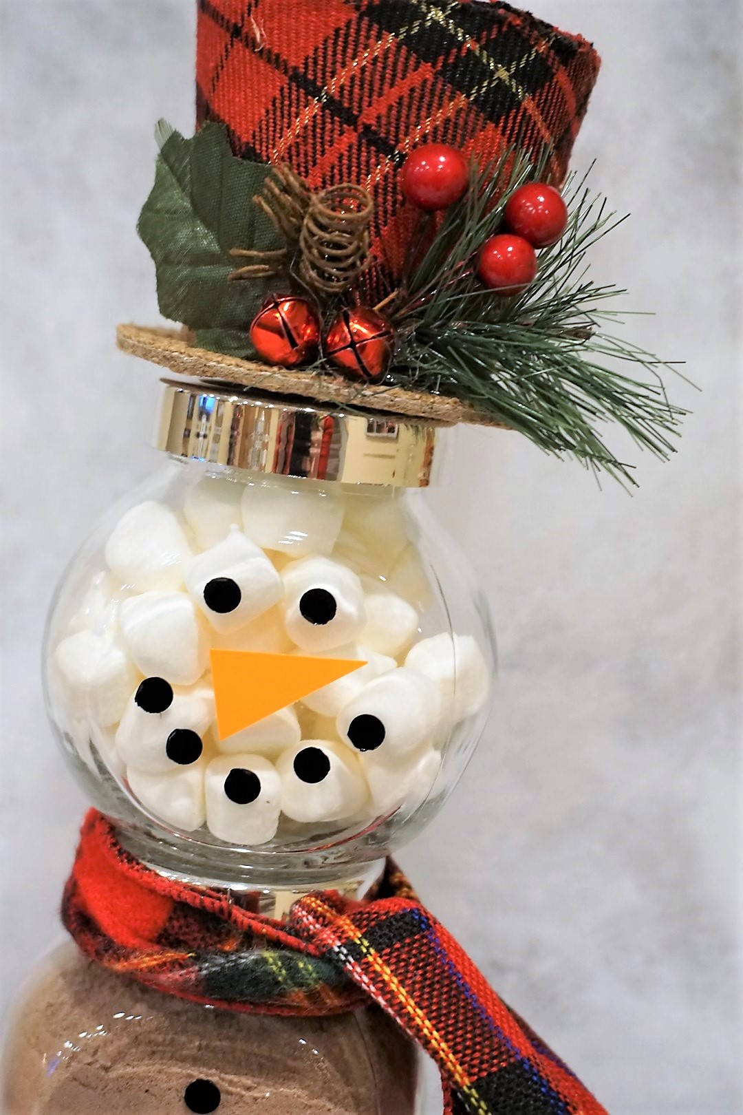  Make glass jars into a Snowman Cocoa Kit by cutting out a vinyl face by hand or using a Cricut. 