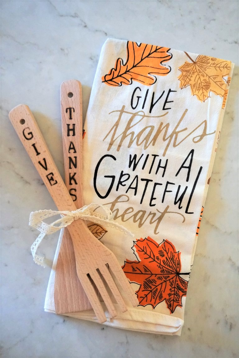 Say thanks to your Thanksgiving host with this DIY wood burned utensil set. Click here to find the supply list and tutorial! #thanksgivinggift #thanksgivinghost #hostessgift 