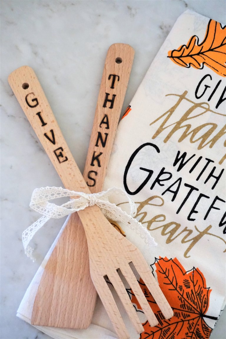  Say thanks to your Thanksgiving host with this DIY wood burned utensil set and tea towel. Click here to find the supply list and tutorial! #thanksgivinggift #thanksgivinghost #hostessgift 