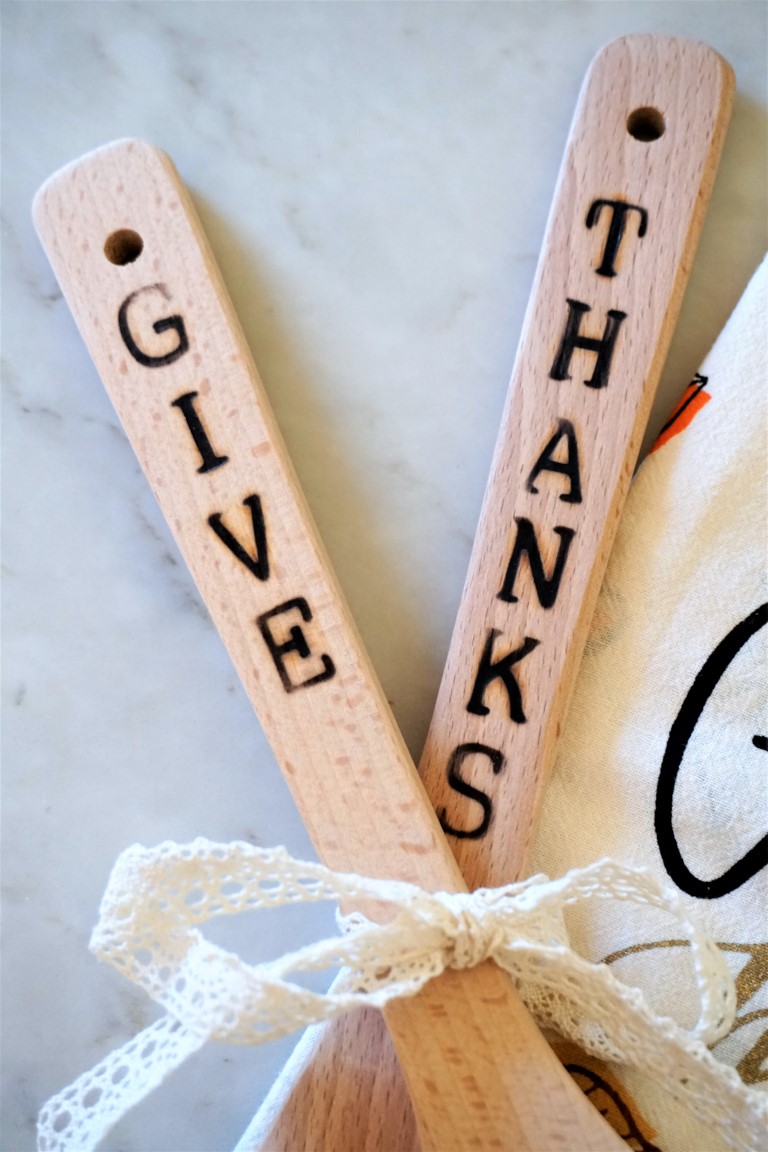  Say thanks to your Thanksgiving host with this DIY wood burned utensil set. Click here to find the supply list and tutorial! #thanksgivinggift #thanksgivinghost #hostessgift 