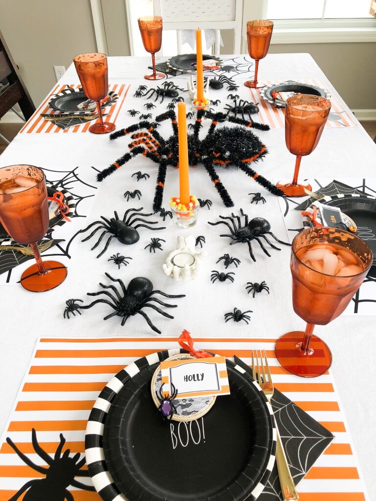  Halloween spider-themed table 