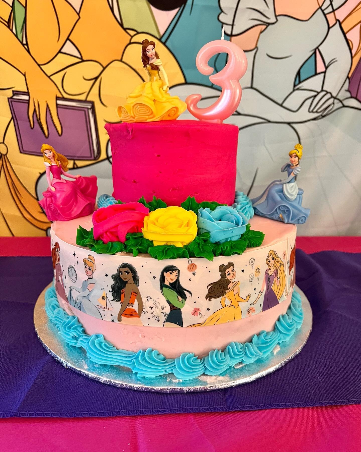 Can you believe this cake is from @samsclub?! I was shocked to find out they had so many character options and can do everything from cupcakes to tiered cakes! This was the perfect princess cake and even came with the figurines! 🩷👑 Super affordable