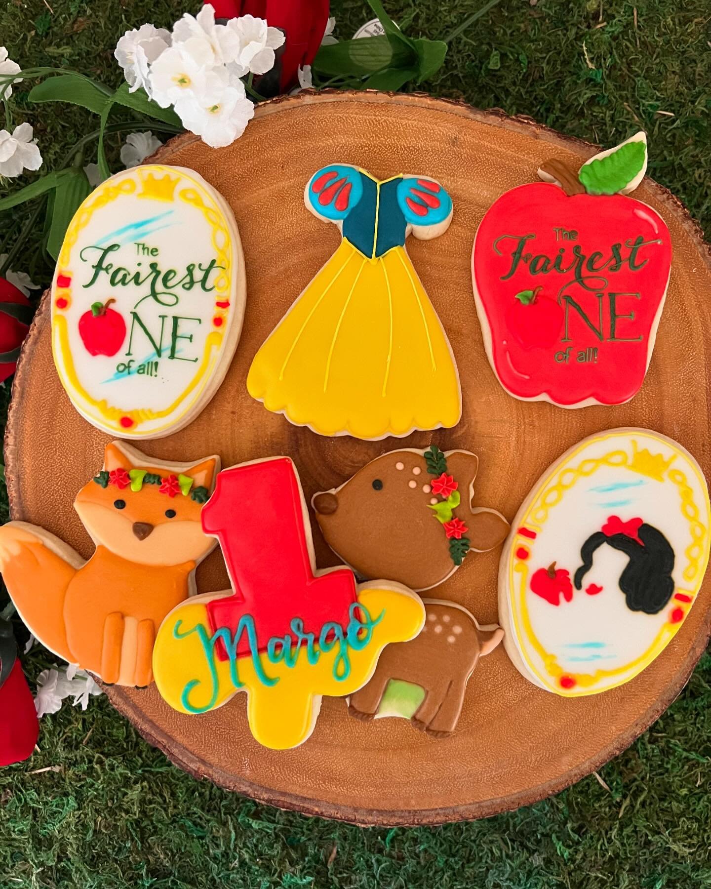 My second baby girl turned 1! Wow has time flown. It was so fun to celebrate with the &ldquo;Fairest 🍎NE of All!&rdquo; @cuteanddelishbykel knocked it out of the park with the cookies as always!
.
.
.
#firstbirthday #firstbirthdayparty #disneypartyi