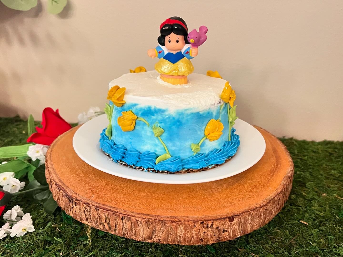 When you need a cake topper and @fisherprice Little People do the trick!
.
.
.
#snowwhitebirthday #firstbirthdaycake #grocerystorecake