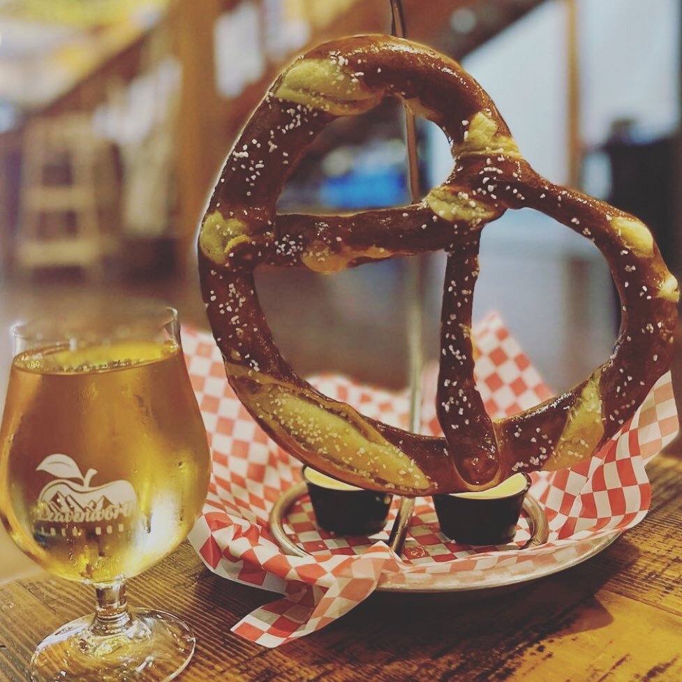 Summer is in the air and cider and pretzels are in your eyes! 
🥨 🍎 
.
.
.
#leavenworth #pretzels #cider #pnwlife #cascade #bavaria #summer #foodlover