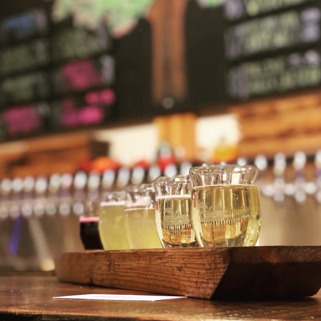 Apple-Solutely Lovely! 
.
25 Ciders on tap and 5 beers, with a constantly rotating selection, what would you choose to put on your flight? 
.
#leavenworthciderhouse #flights #pick5 #somanytochoose #cider #ciderapples #sweets #semisweet #dry #leavenwo