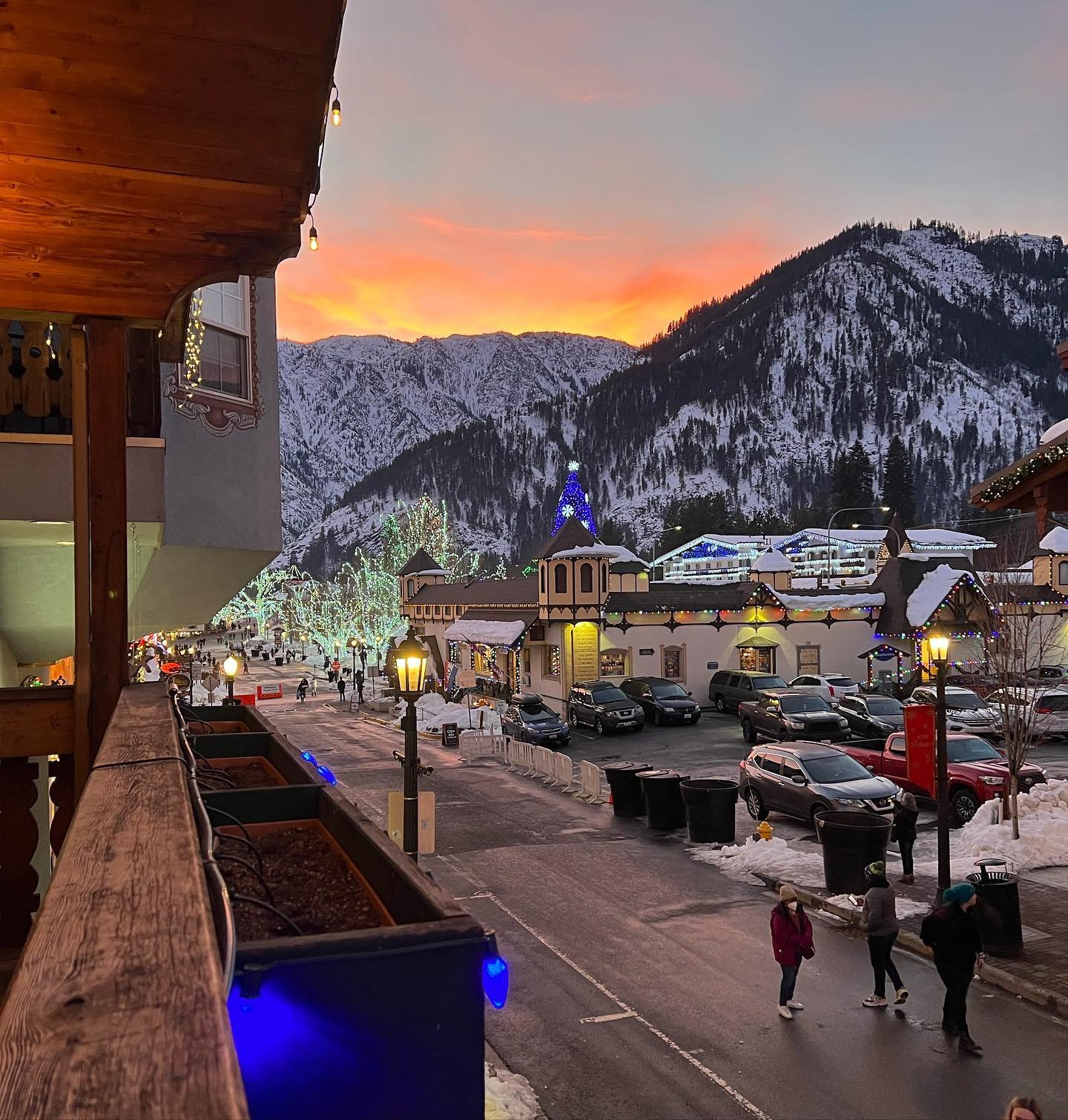 No Filter Needed, it&rsquo;s a Beautiful Sunset this Friday Evening! Looks like it&rsquo;s time for a cider!
.
#leavenworthciderhouse #leavenworth #cider #apple #pretzel #pnw #cascade #stevenspass #drinkcider #americaisbeautiful