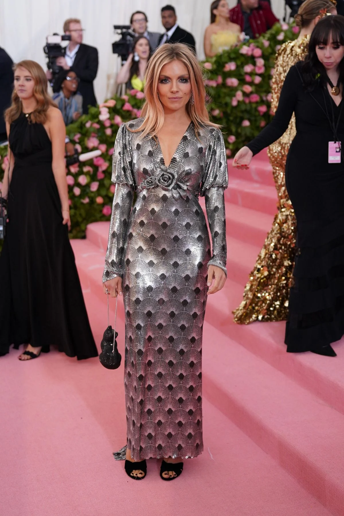 sienna-miller-at-2019-met-gala-in-new-york-7.jpg