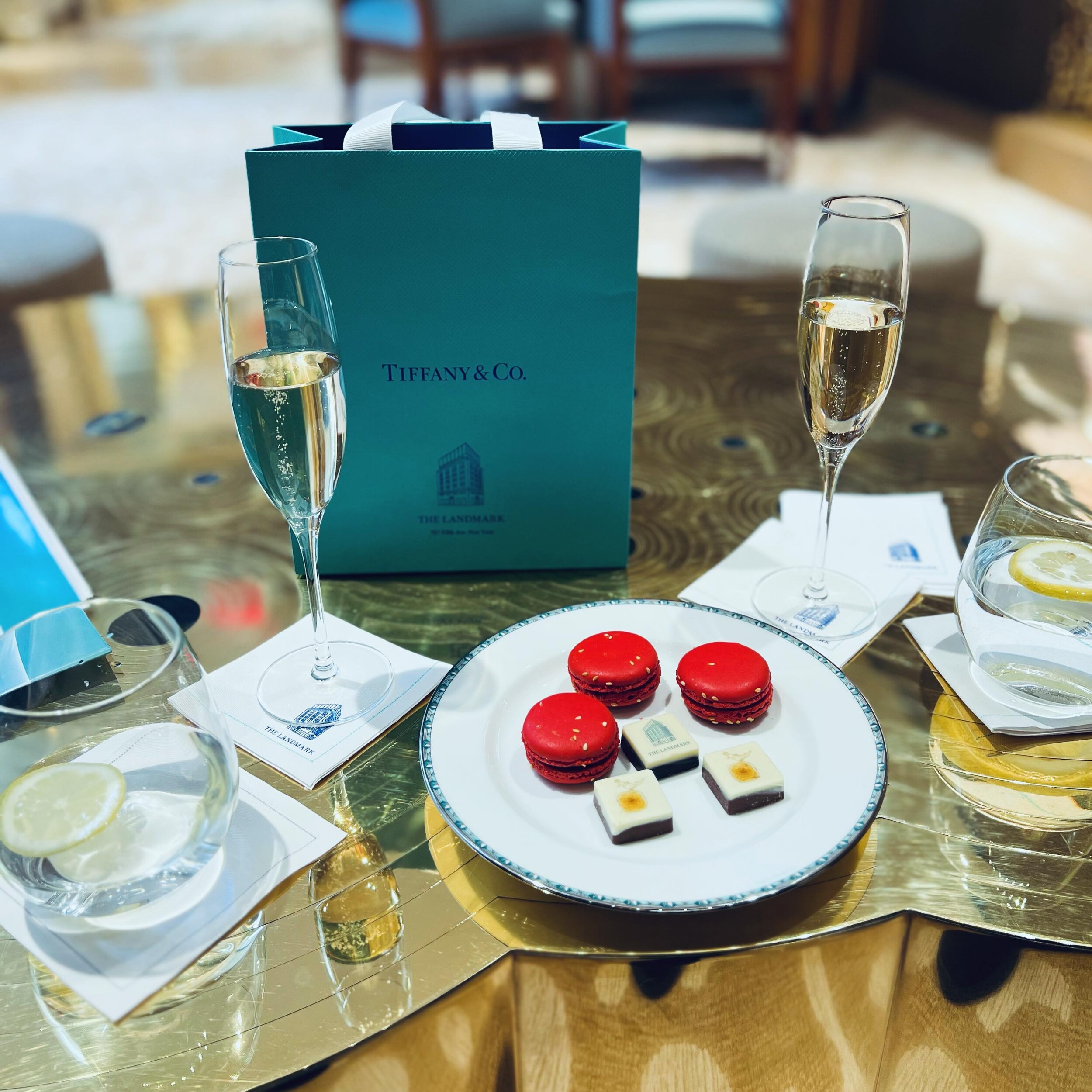 moments&hellip;
thank you Andrew for the attention to detail.
#shopping #holiday #moments #jewelry #champagne #chocolate #thelandmark #newyork #manhattan #5thavenue @tiffanyandco @ladureeus #bethanynewellofficial #itsallinthedetails