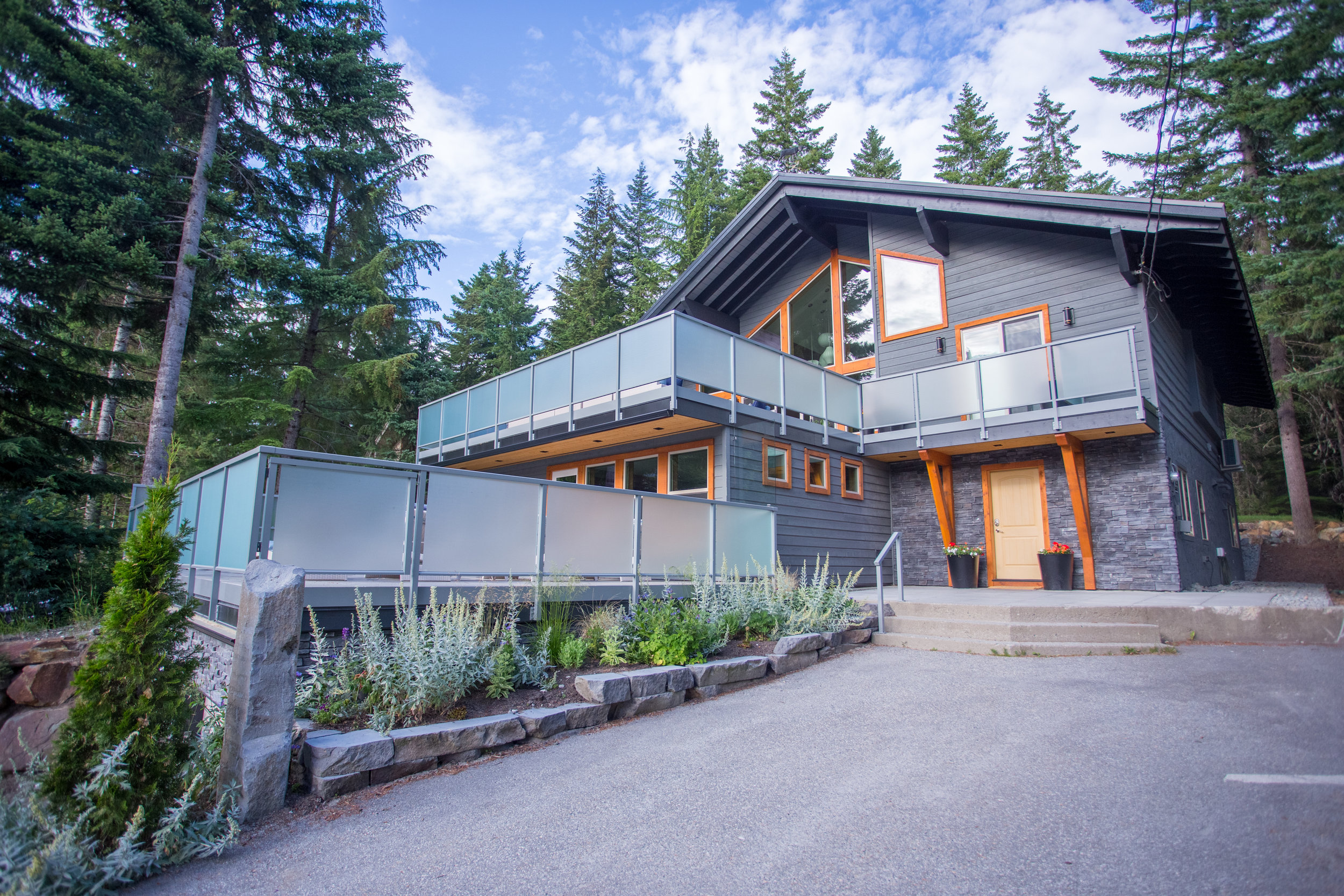 Alta Lake Chalet - Front Driveway