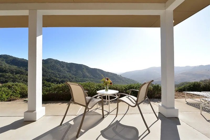 Autumn Golden 7-Day Chan Practice (Retreat)
Site: Cambria, California (near San Luis Obispo, San Simeon State Park, and Morro Bay)
Dates: November 2–8, 2024
Rooted in the mountains with a view of the ocean—the best conditions for practi