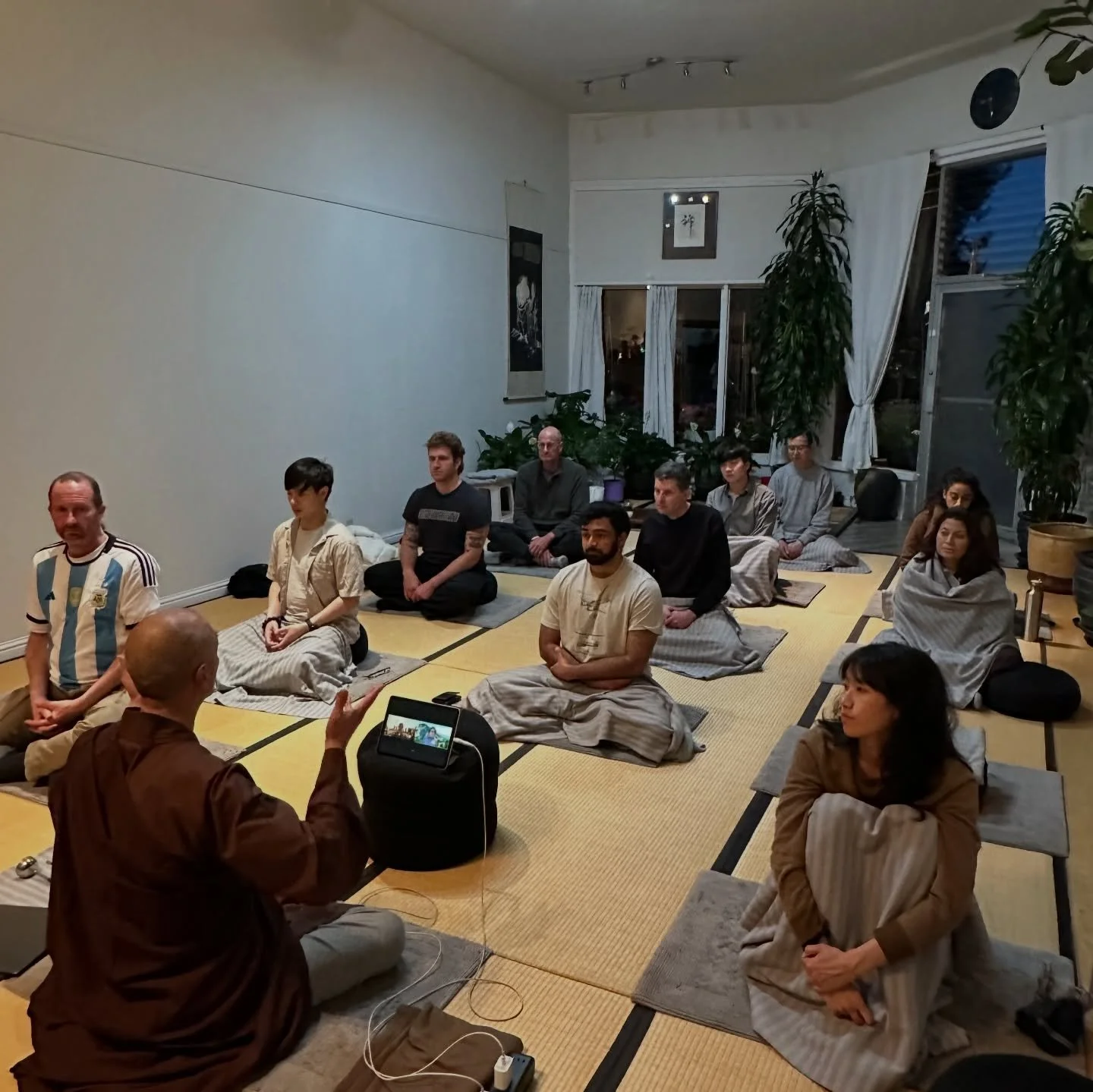 April 27, 2026
Monday Night Dharma Talk and Chan Meditation Class
十方祖師禪國際 
今晚開示，接著是打坐

Master Daxing just finished lecturing on the poem 心銘 Xin Ming, Song of Mind, by 牛頭法融 Niutou Farong (594-657), a disciple of the Fourth Chan Patriarch 大毉道信 Dayi Dao