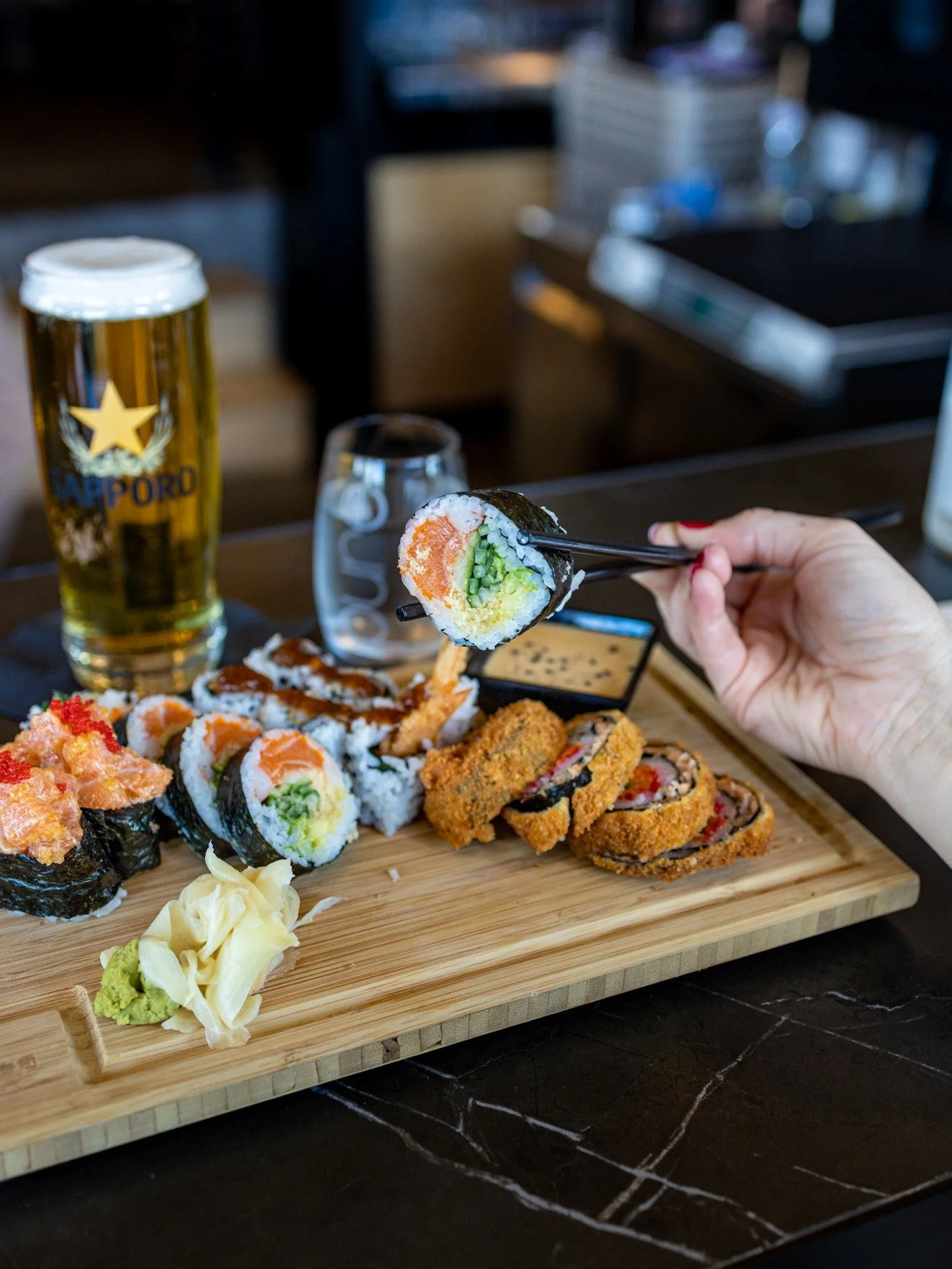 Plateau de sushis avec un verre de bière