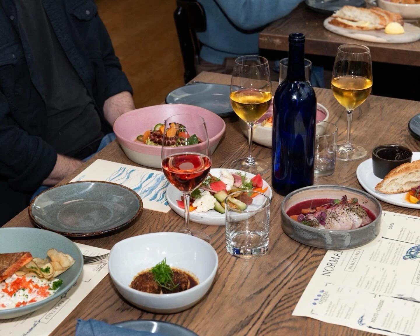 Deliciously shareable plates, wine to sip, and good company🍷 
That&rsquo;s what we call a Friday evening done right at Normandie.