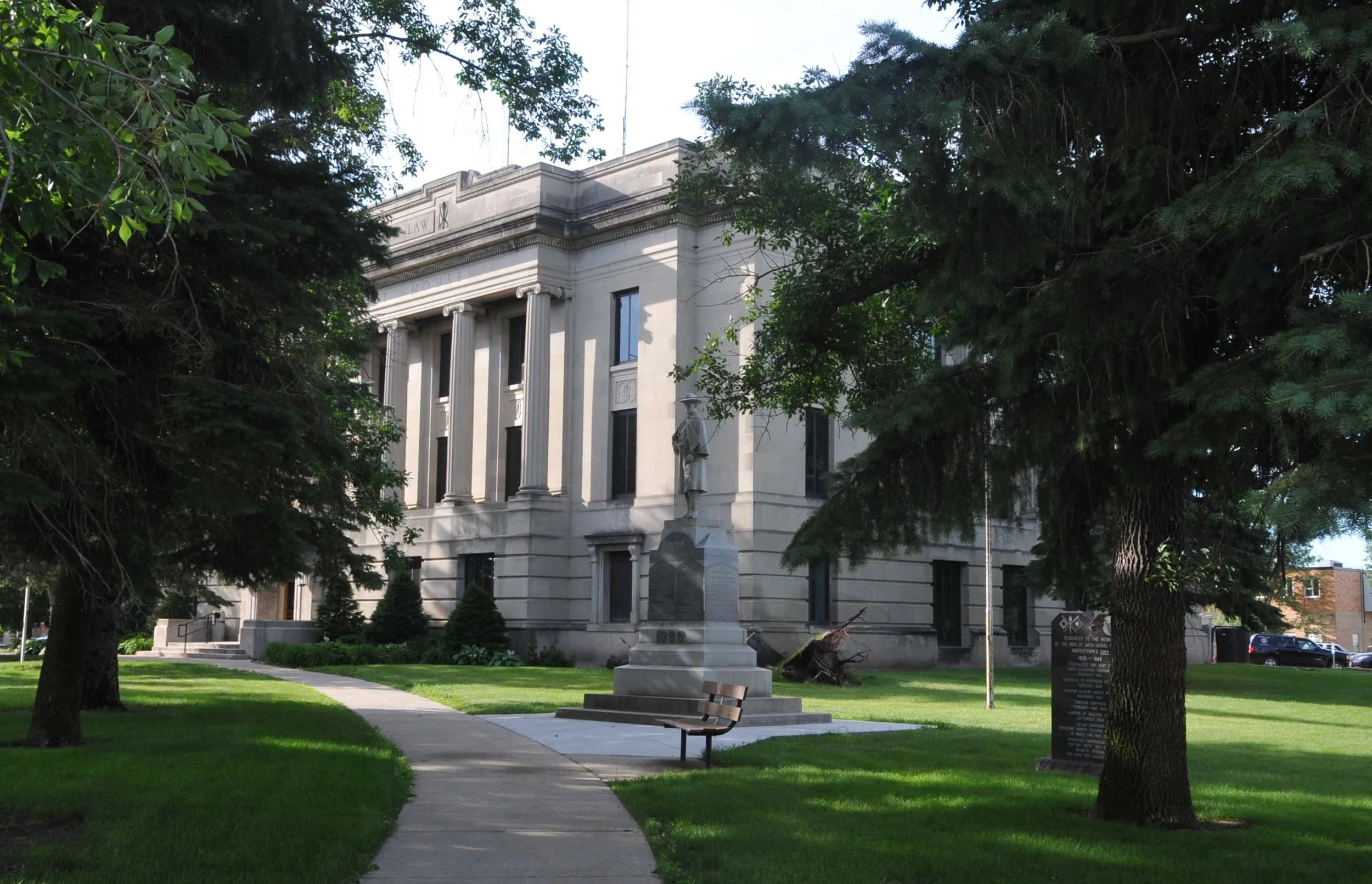 CODINGTON_COUNTY_COURTHOUSE,_WATERTOWN,_SD.jpg