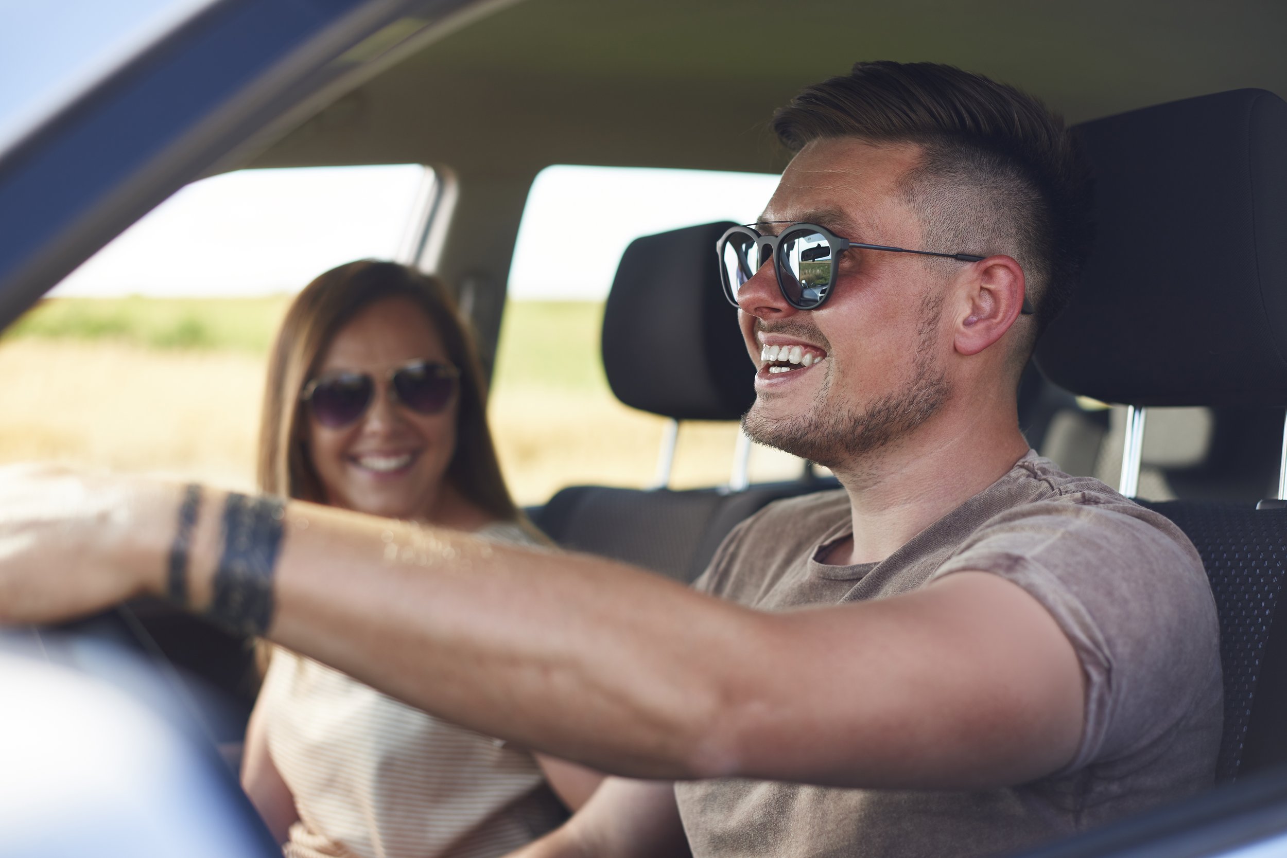 young-couple-traveling-by-car-in-summertime-889A5LH.jpg