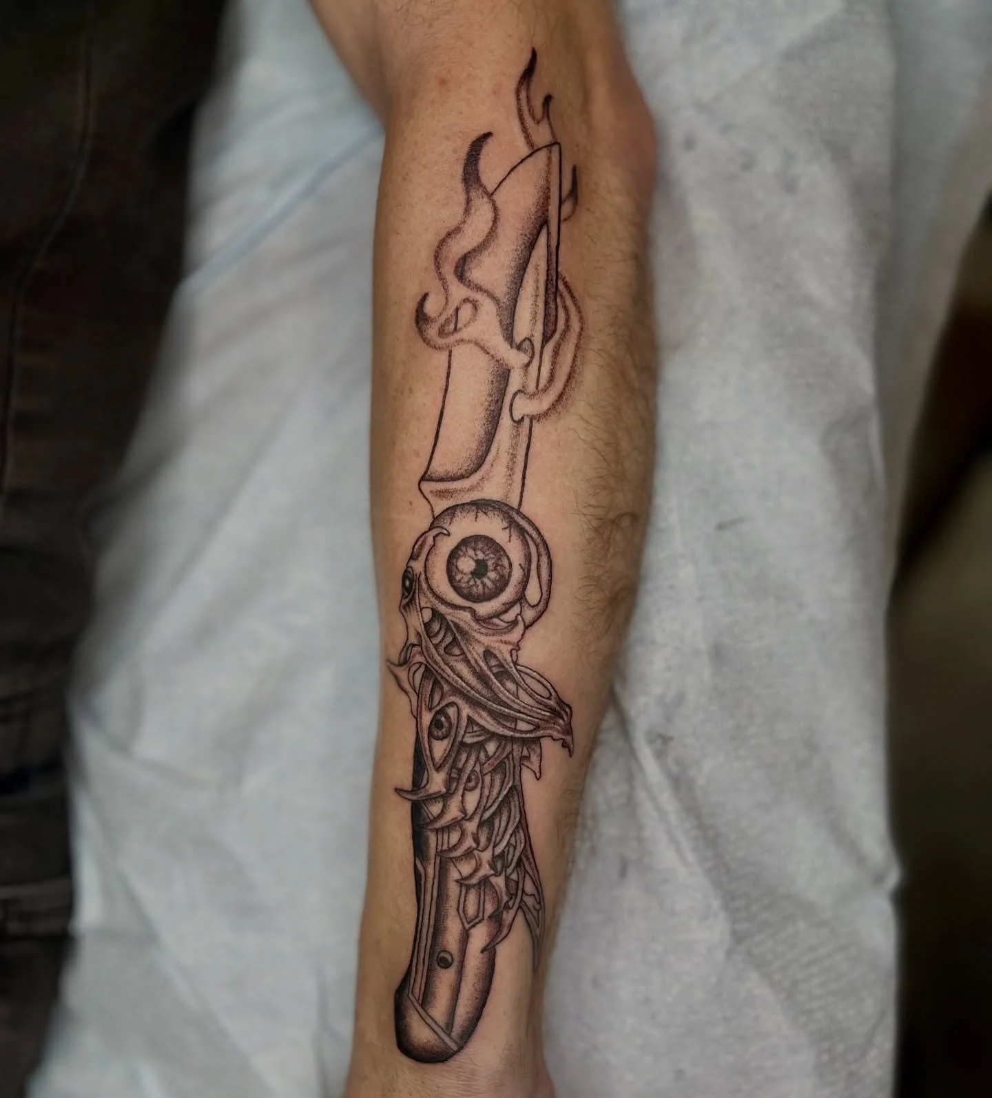 Dagger for Will! I had such a great time drawing this biomech dagger. 
Dm for your own ❤️