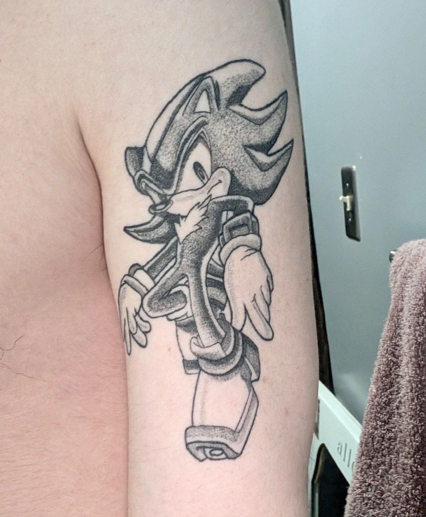 A month healed vs fresh! Thank you, Ry! I had a lot of fun trying out this style of shading! Been using it more since this project! As you can see my tattoos heal darker than they appear when fresh. I appreciate the trust from everyone! 
I loveeee yo