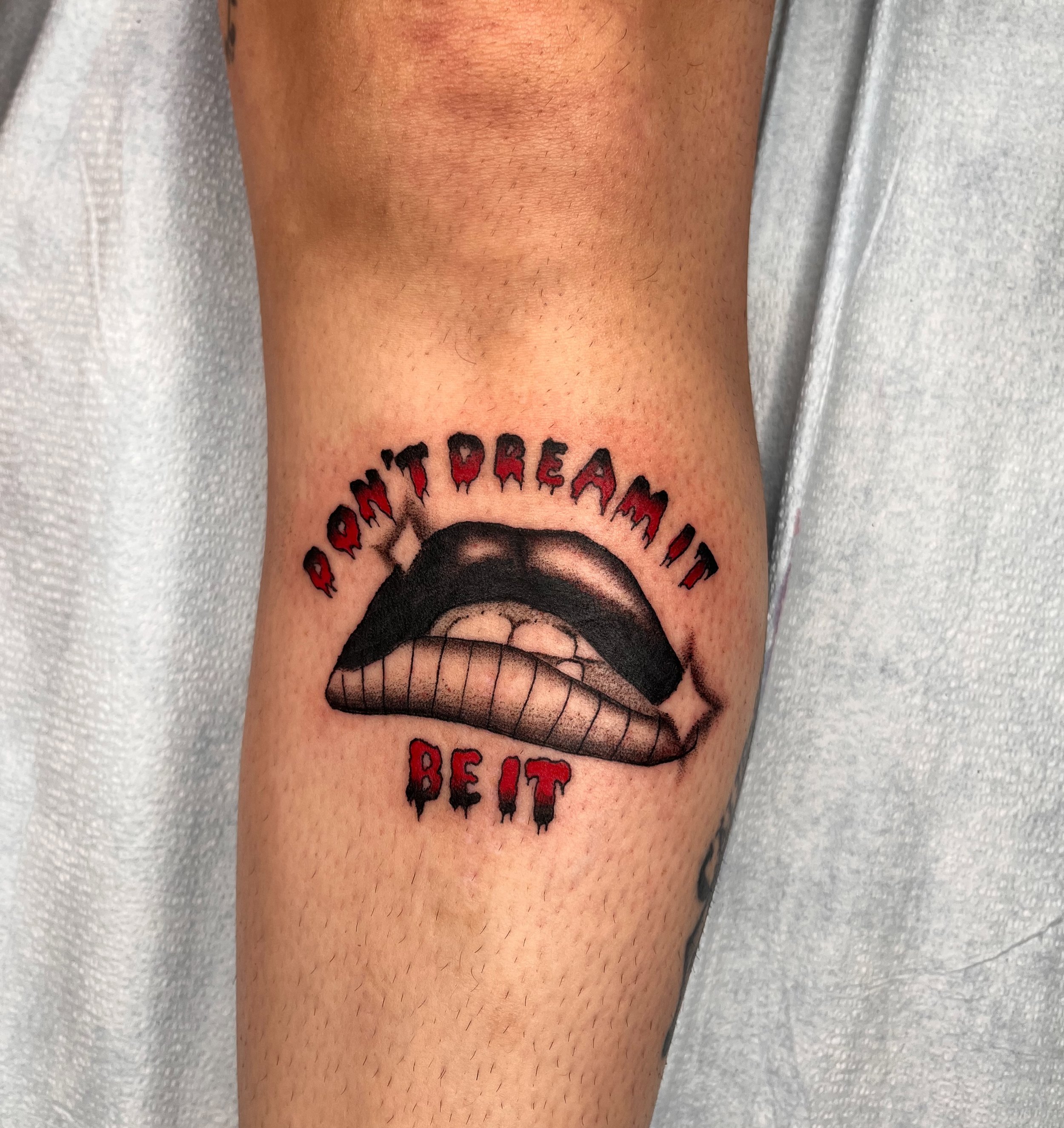 🎶 to the late night double feature picture show, I wanna go 🎶
Thank you @prerequasar !!! They asked me to do it in my style so I had to draw the lips the way I do on all my babes. 
Give yourself to absolute pleasure&hellip;. And book a tatu with me