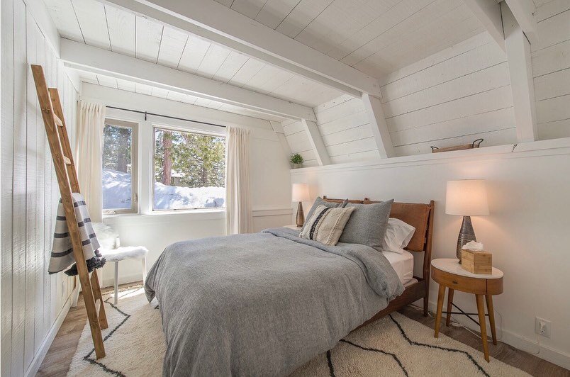 Guest bedroom coziness! From dark &amp; scary, to light, bright &amp; airy! ✨ #beforeandafter #stuga66 #cabinrenovation #aframe #aframecabin #interiordesign #homestaging #guestbedroom #whitewood #whiteinterior #mywestelm #stugastyle #mystugastyle