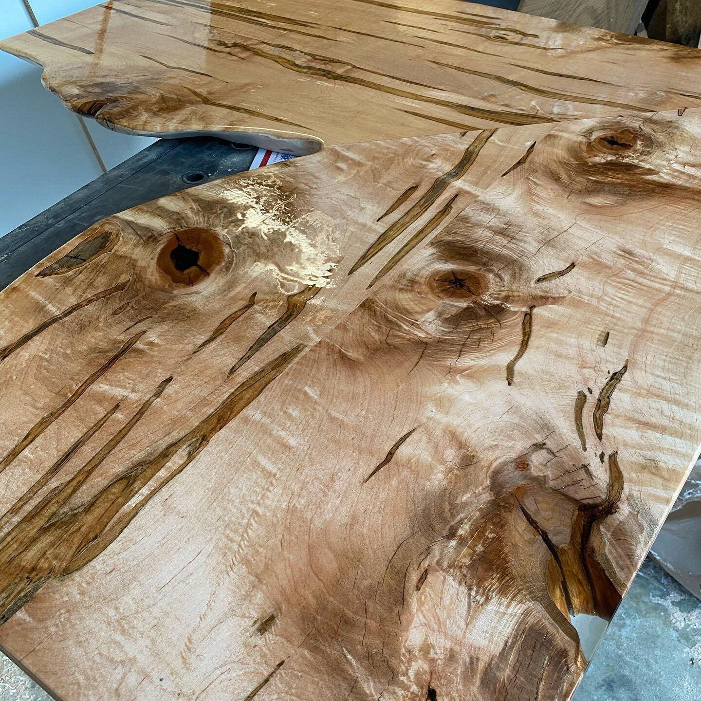 Love adding that first coat of danish oil. 
.
.
.
#woodworking #ambrosiamaple #desk #homeoffice #interiordesign #decor #home