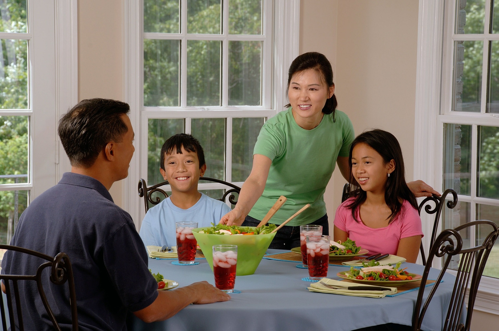 Asianfamily-eating-at-the-table-619142_1920.jpg