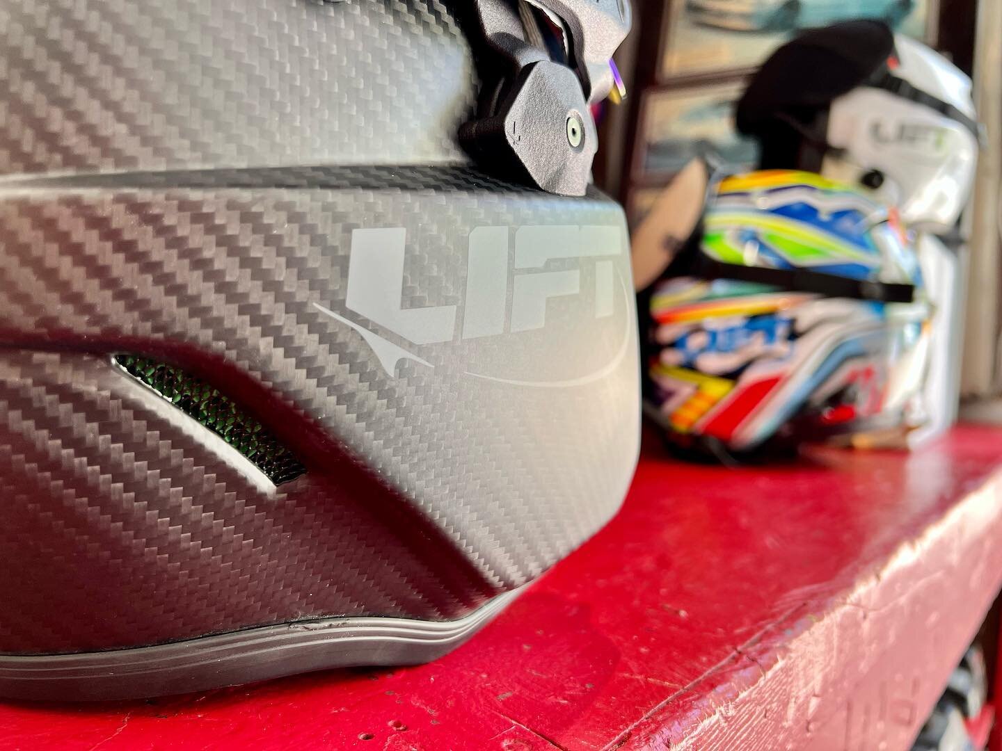 Ohhhhhhh snap! That @liftaviationusa carbon AV-1 just came in with the fixed visor! I got the comms installed this afternoon, gonna try to fly with the new setup tomorrow!  #mpaviation #liftaviation #liftaviationusa #helmet #helmetporn #av1 #aviation