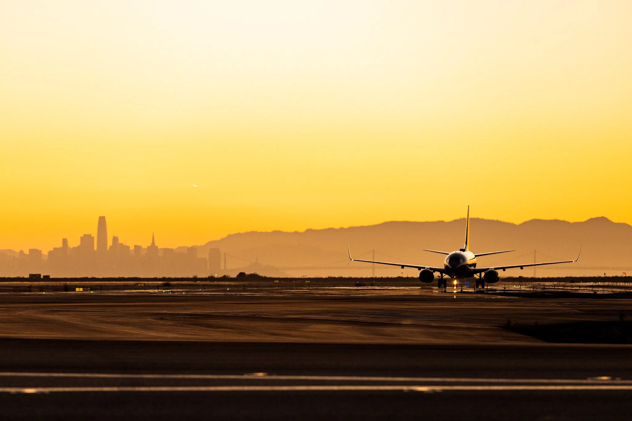 OAK-plane-and-SF-sunset-skyline-in-background.jpg