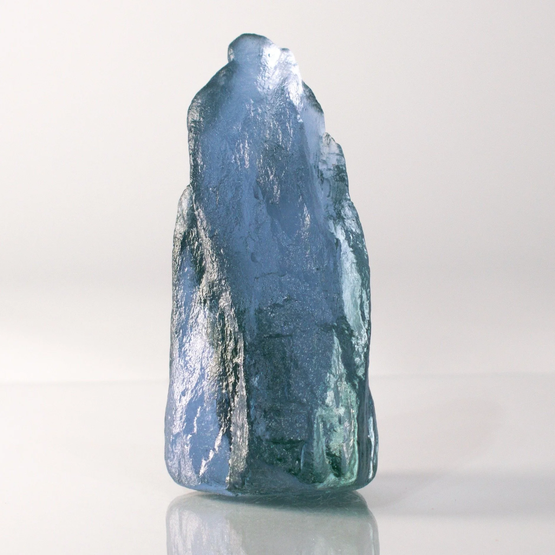 A piece of Conasauga River shale cast in @bullseyeglass lavender shift glass. A beautiful material that changes color as light is reflected, refracted and transmitted through the stone. Swipe to see a different view. This was not on view @manifestgal