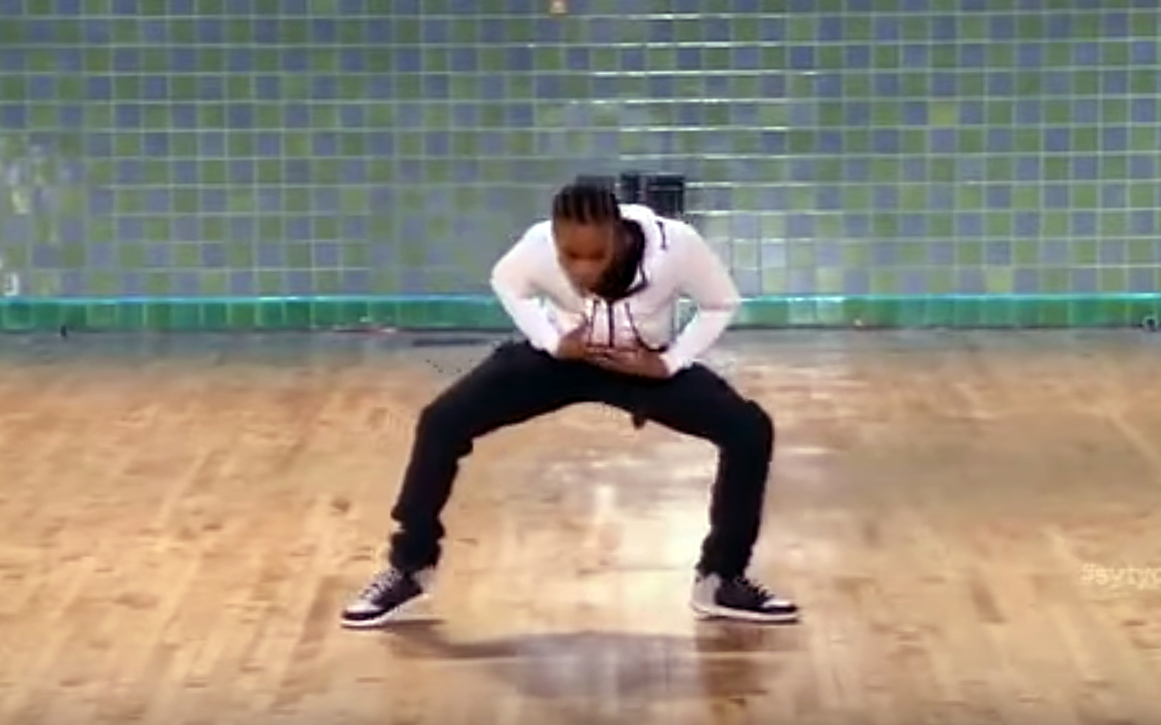723- ROBOT DANCE Global.jpg