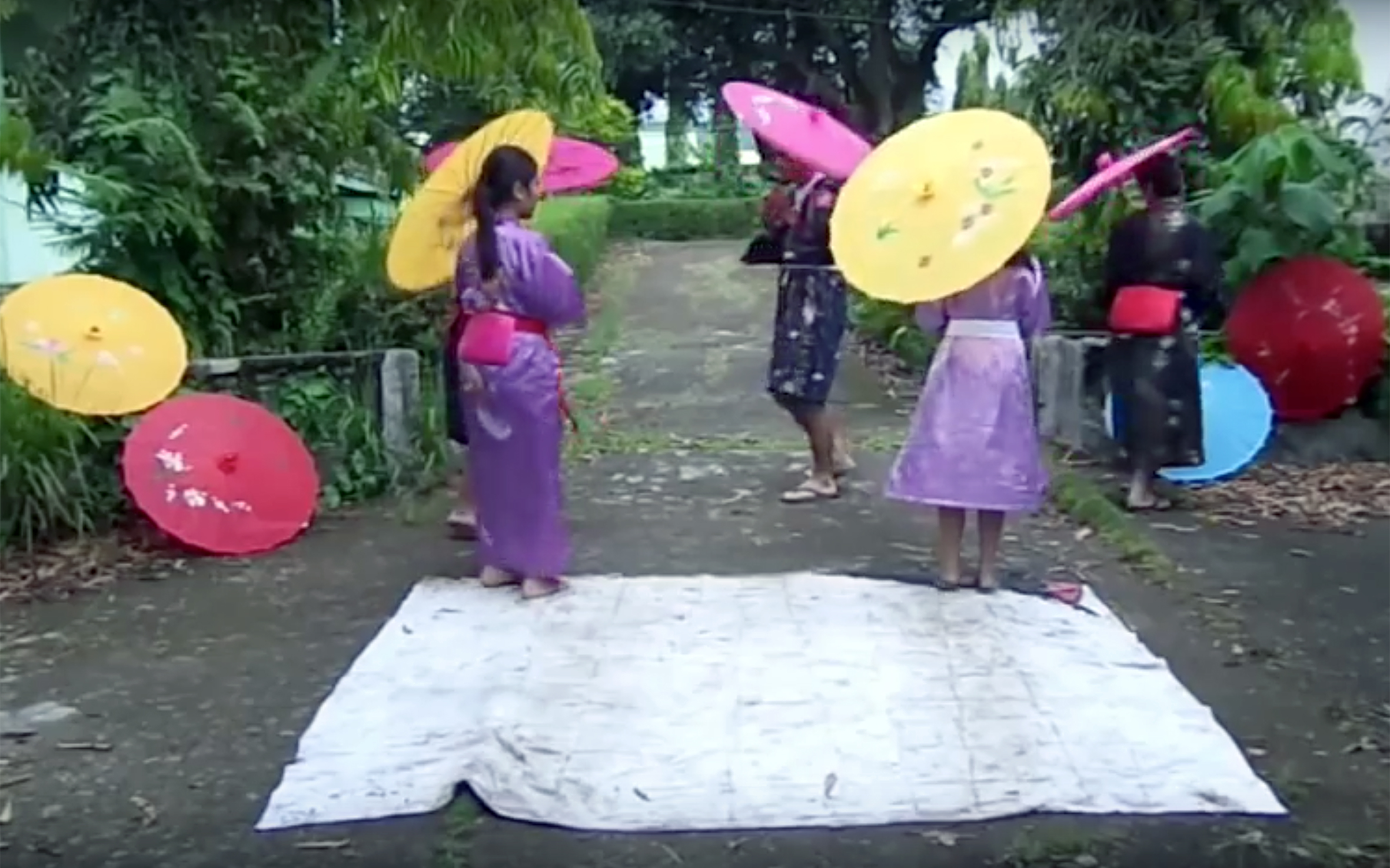 654-Parasol Dance Japan.jpg