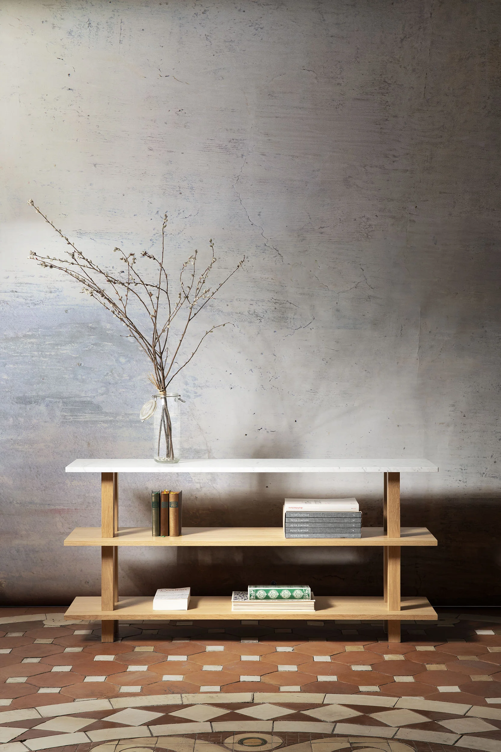 Console en chêne massif huilé pour le salon avec top en marbre blanc de carrare