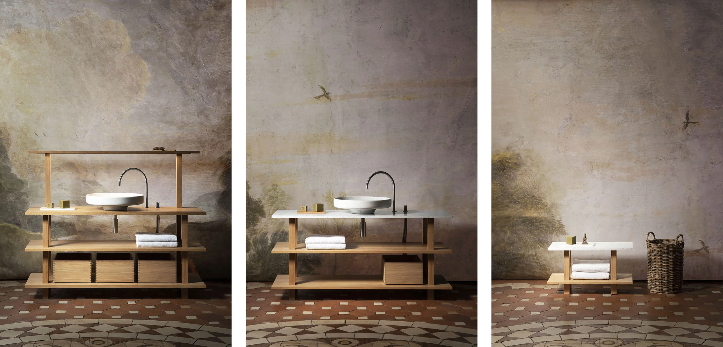 Configurations de meubles de salle de bain ouverts en chêne massif huilé avec top bois ou marbre, portiques éclairants, lavabos en marbre blanc de carrare et boites coulissantes de rangement