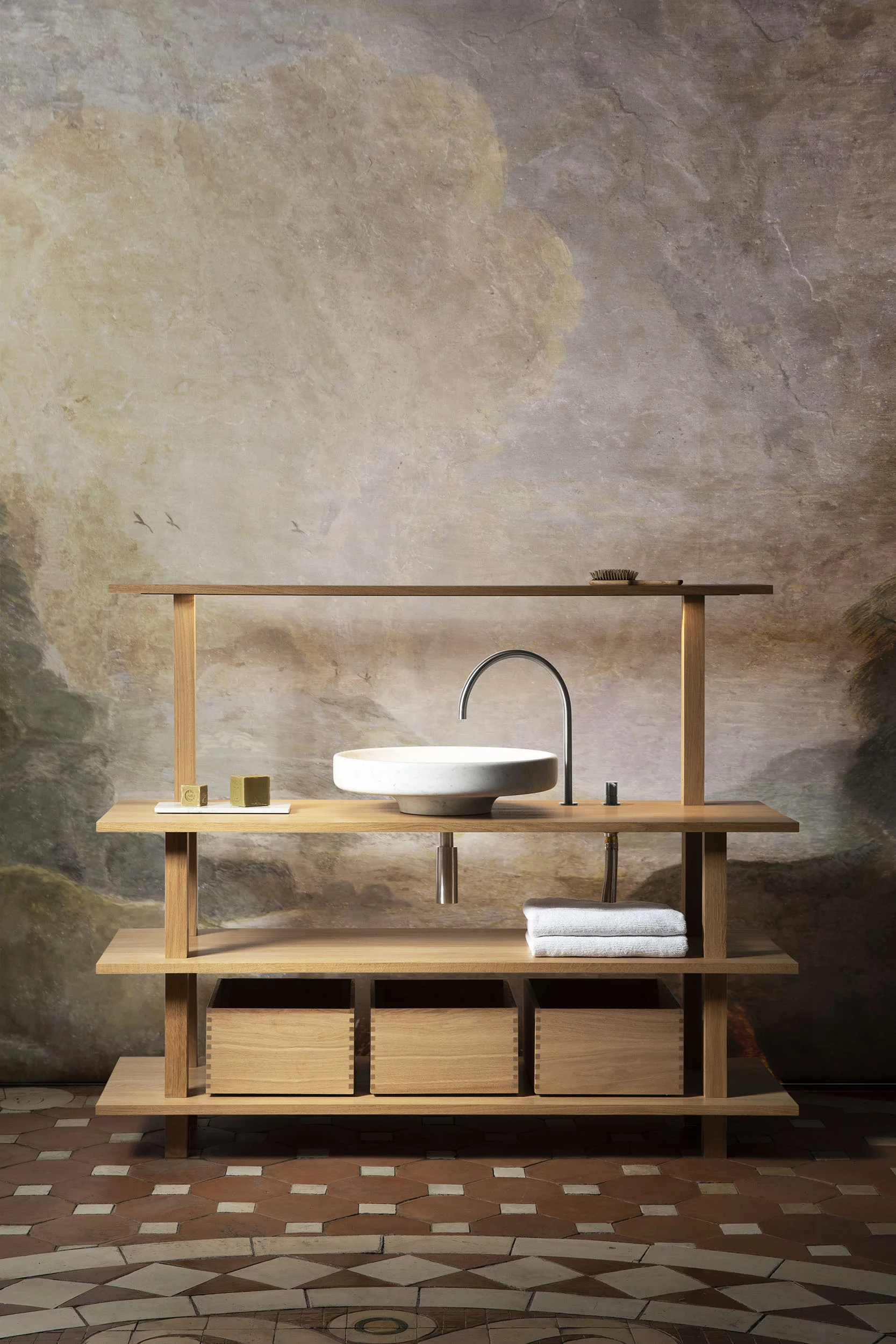 Meuble vasque ouvert en chêne massif huilé pour la salle de bain avec grand lavabo rond en marbre blanc de carrare, robinetterie en inox massif, portique éclairant en bois et boîtes coulissantes de rangement