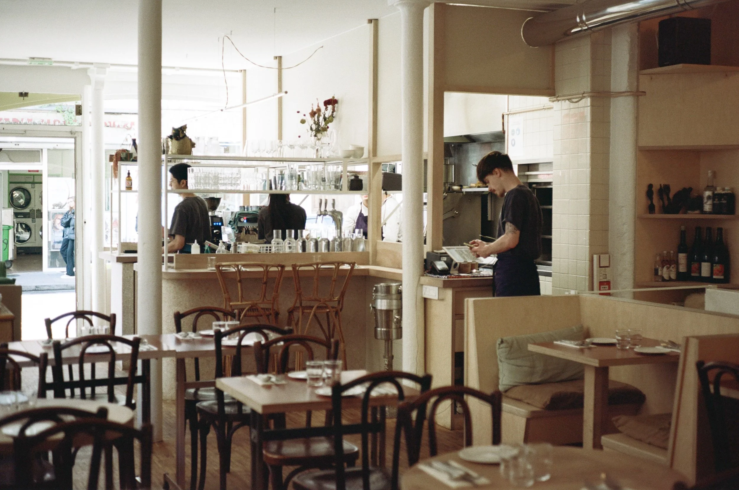 Double Dragon Tatiana Katia Levha cuisine métissée pétillante aux influences philippines vins naturels rue Fragos Lecourtier restaurant agence architecture décoration ambiance point de vue atmosphère cheffe chef plats Paris