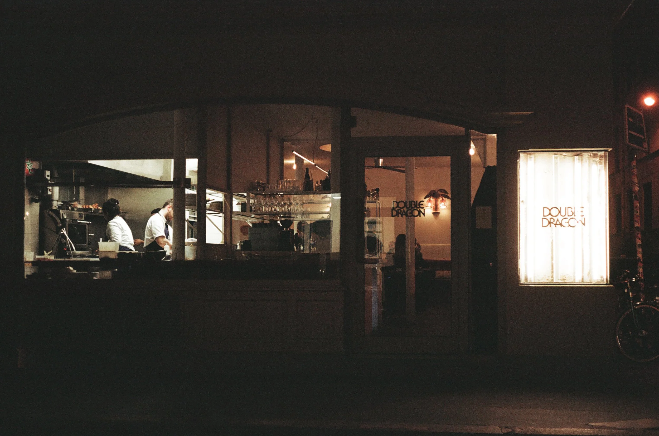 Double Dragon Tatiana Katia Levha cuisine métissée pétillante aux influences philippines vins naturels rue Fragos Lecourtier restaurant agence architecture décoration ambiance point de vue atmosphère cheffe chef plats Paris nuit