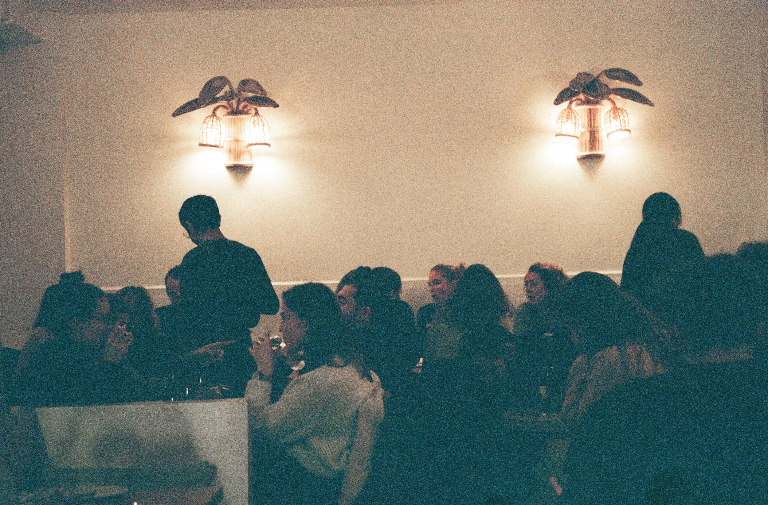 Double Dragon Tatiana Katia Levha cuisine métissée pétillante aux influences philippines vins naturels rue Fragos Lecourtier restaurant agence architecture décoration ambiance point de vue atmosphère cheffe chef plats Paris nuit