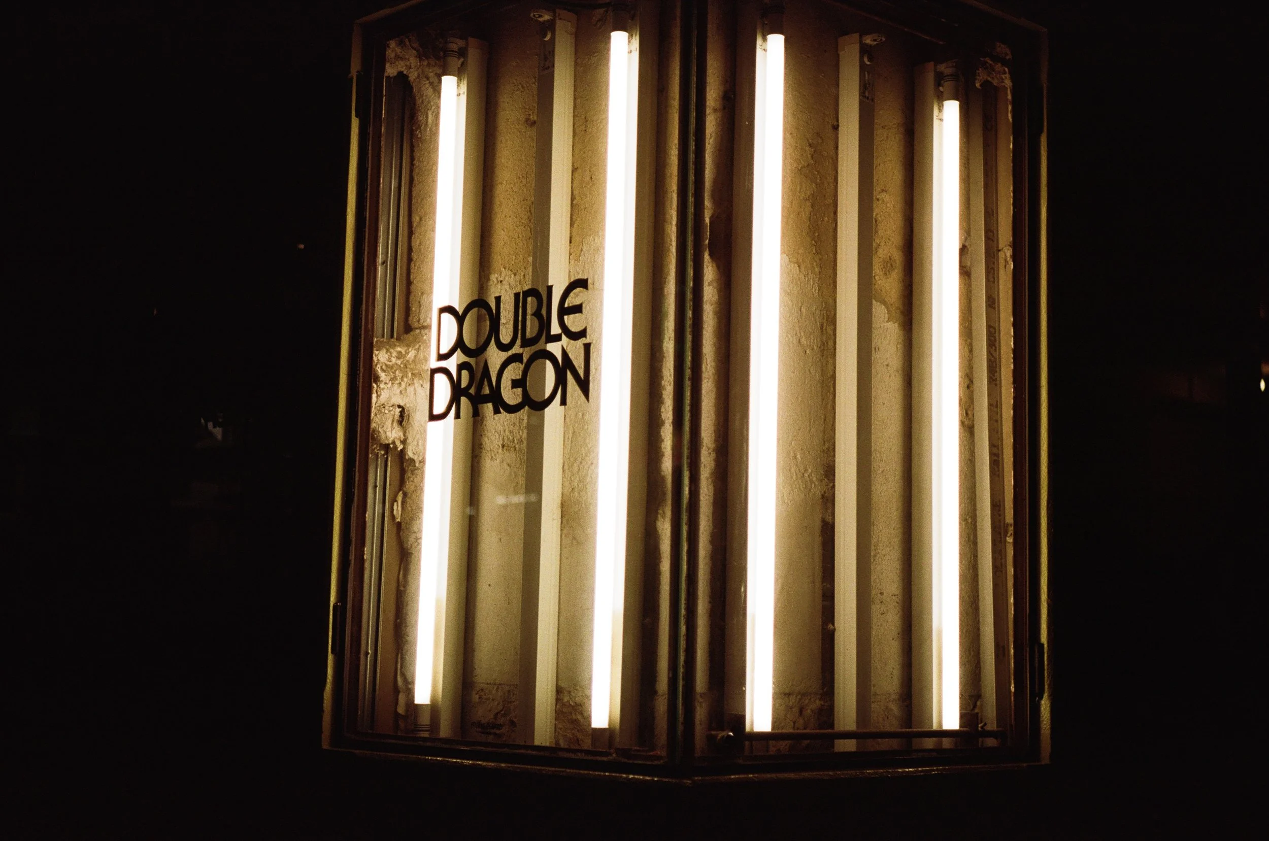 Double Dragon Tatiana Katia Levha cuisine métissée pétillante aux influences philippines vins naturels rue Fragos Lecourtier restaurant agence architecture décoration ambiance point de vue atmosphère cheffe chef plats Paris nuit