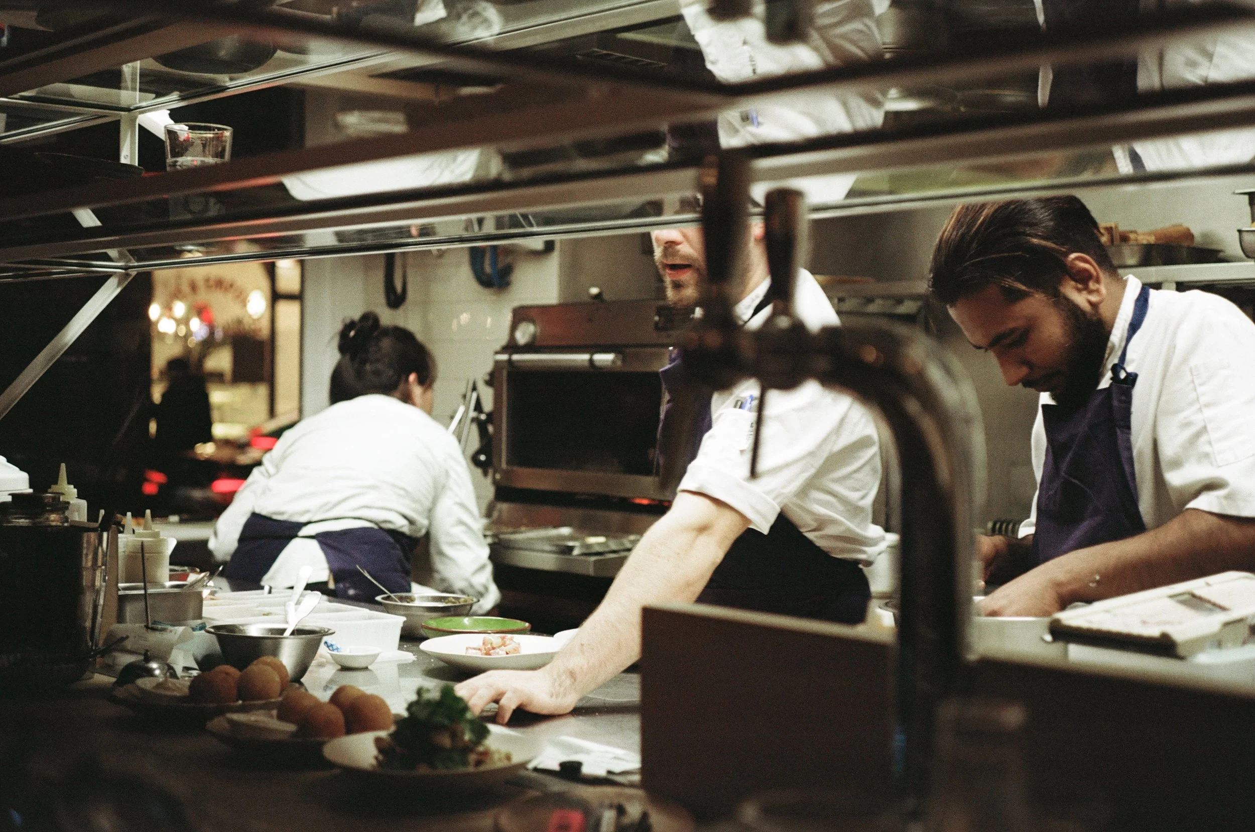 Double Dragon Tatiana Katia Levha cuisine métissée pétillante aux influences philippines vins naturels rue Fragos Lecourtier restaurant agence architecture décoration ambiance point de vue atmosphère cheffe chef plats Paris nuit