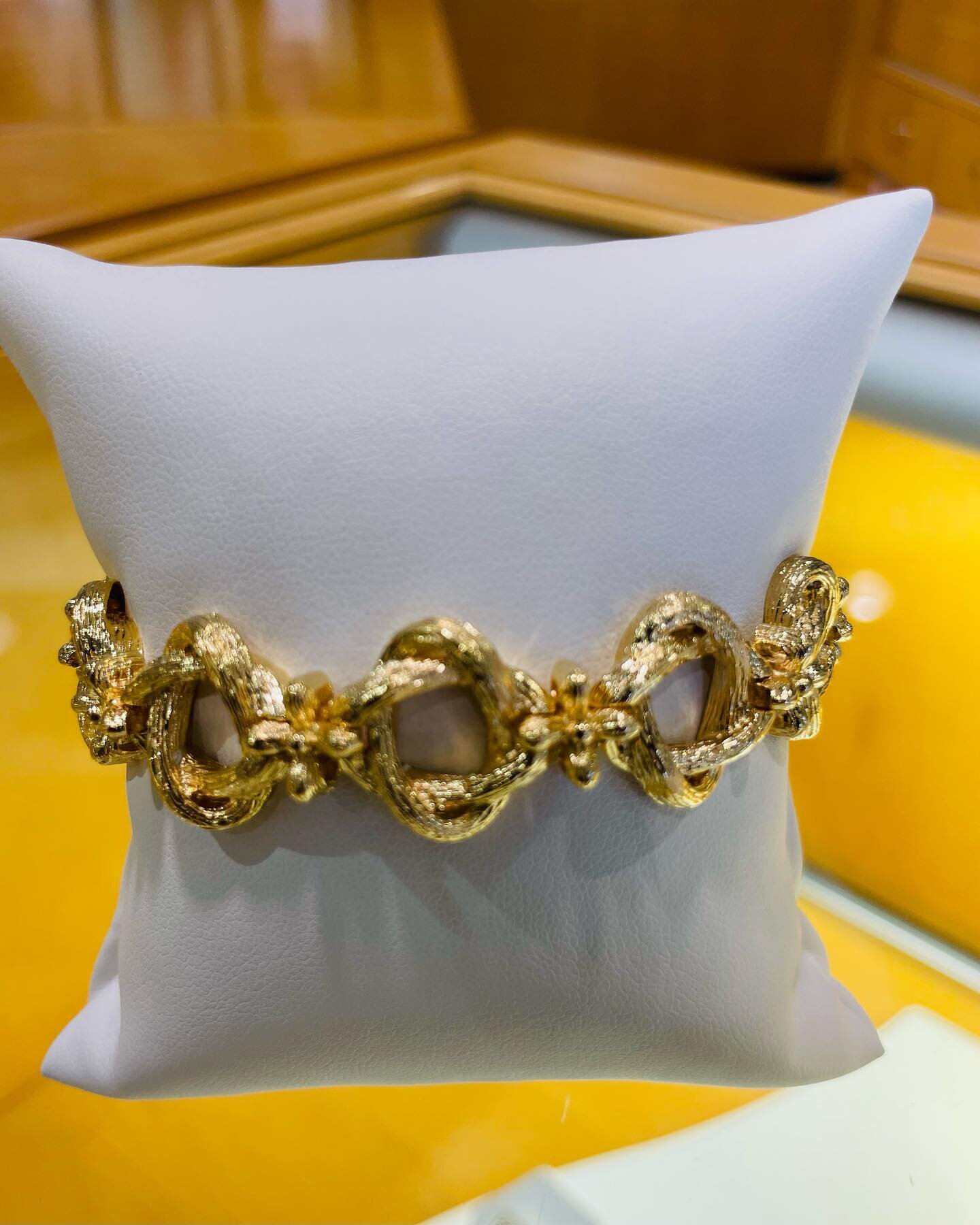 We carry various estate pieces just like this  beautiful gold link bracelet. 

#estatesale #estatesalefinds #gold #finejewelry #jaysfinejewelry