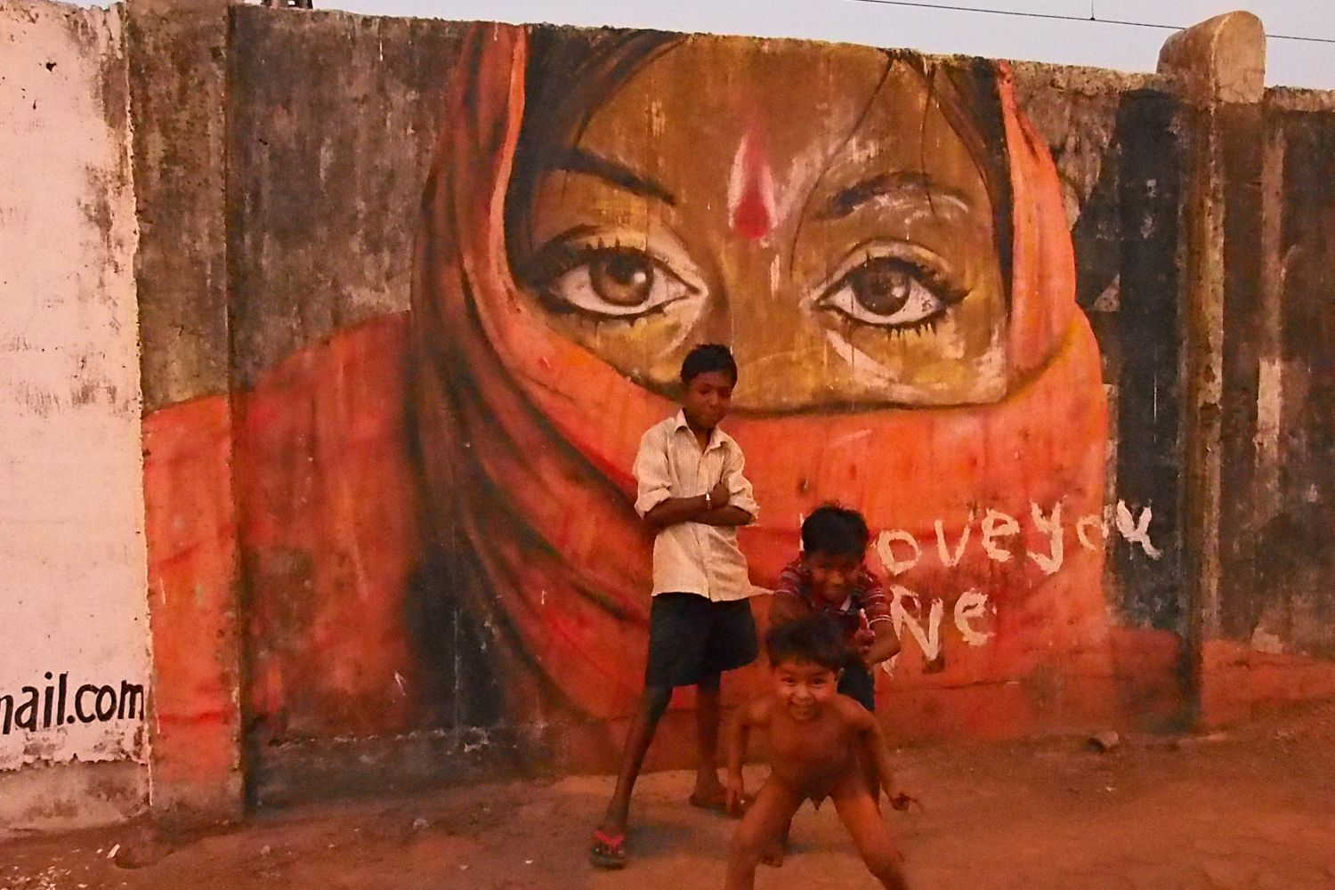 Street art Mumbai | Enfants des rues Bombay | India | photo sandrine cohen