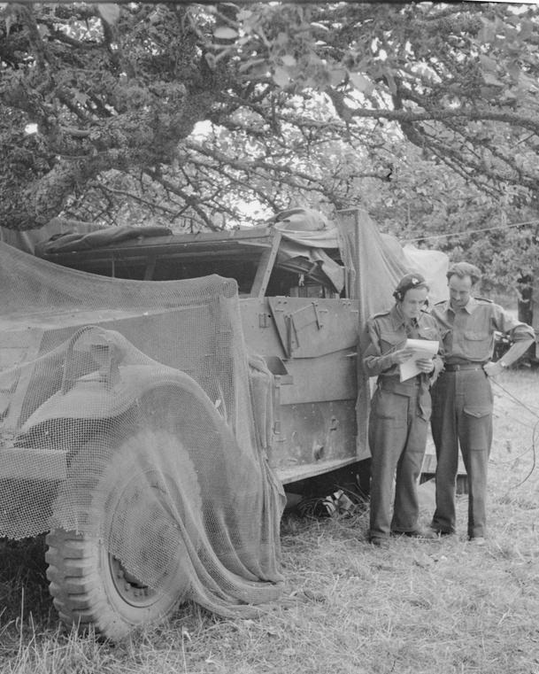 Une voiture scout blanche typique utilisée en Normandie par les patrouilles fantômes.