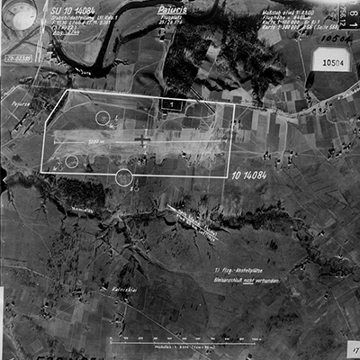 Image aérienne d'un aérodrome en Lituanie avec des notations indiquant la longueur de la piste et des canons anti-aériens. Source : Photographies aériennes, compilées de 1935 à 1970 ; Dossiers de la Defense Intelligence Agency, groupe de dossiers 393 ; Archives nationales à College Park, …