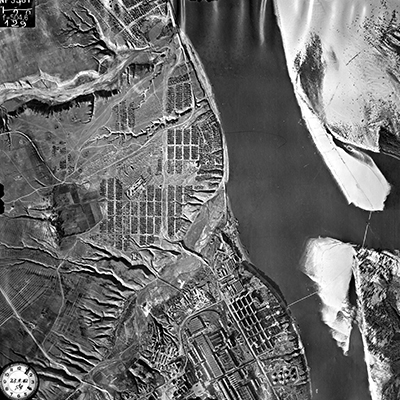 Image aérienne de Stalingrad. De telles images seraient utiles pour établir une meilleure compréhension de la géographie physique sur certains champs de bataille. Source : Photographies aériennes, compilées de 1935 à 1970 ; Dossiers de la Defense Intelligence Agency, Record Group…